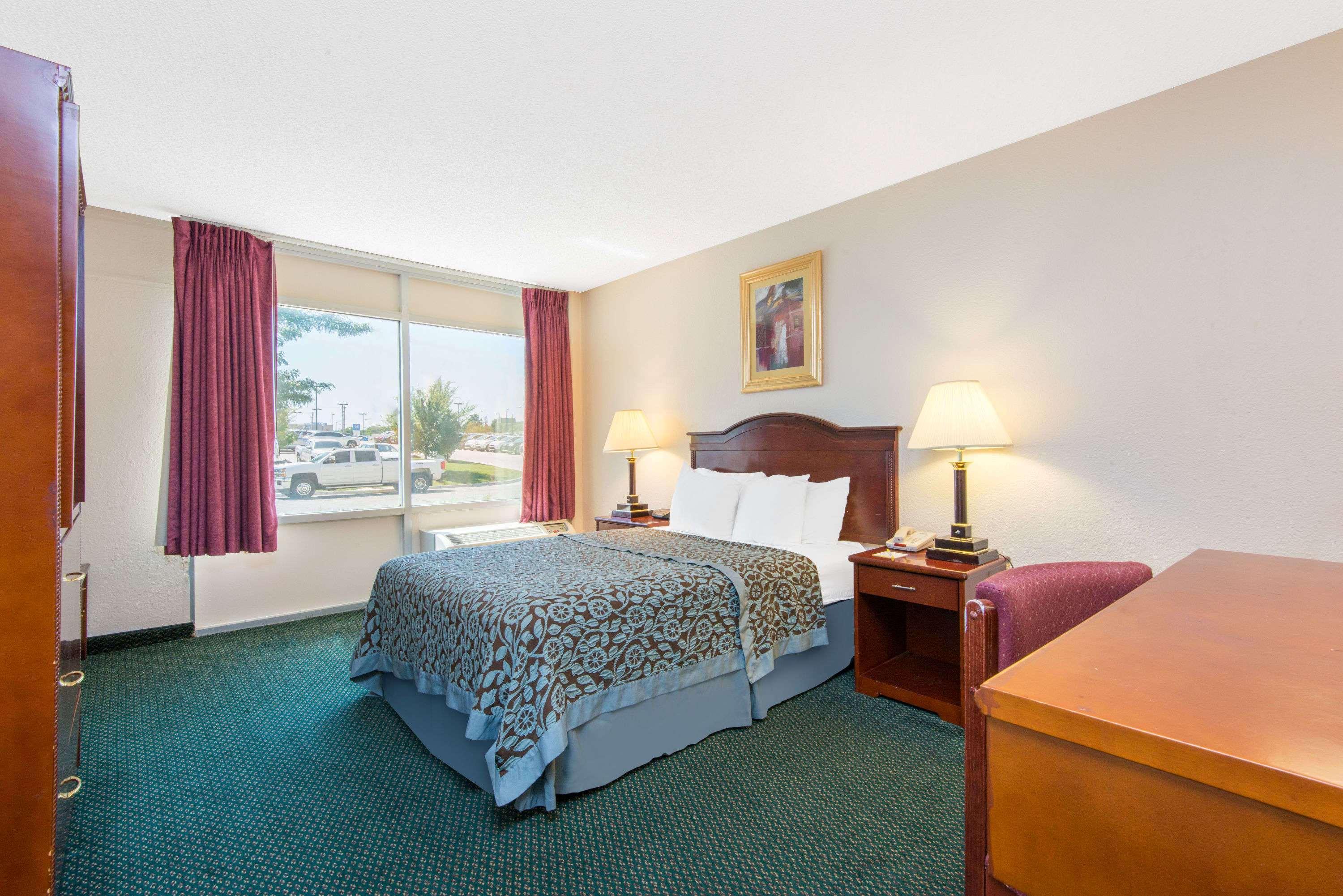 Days Inn & Suites By Wyndham Wichita East Exterior foto
